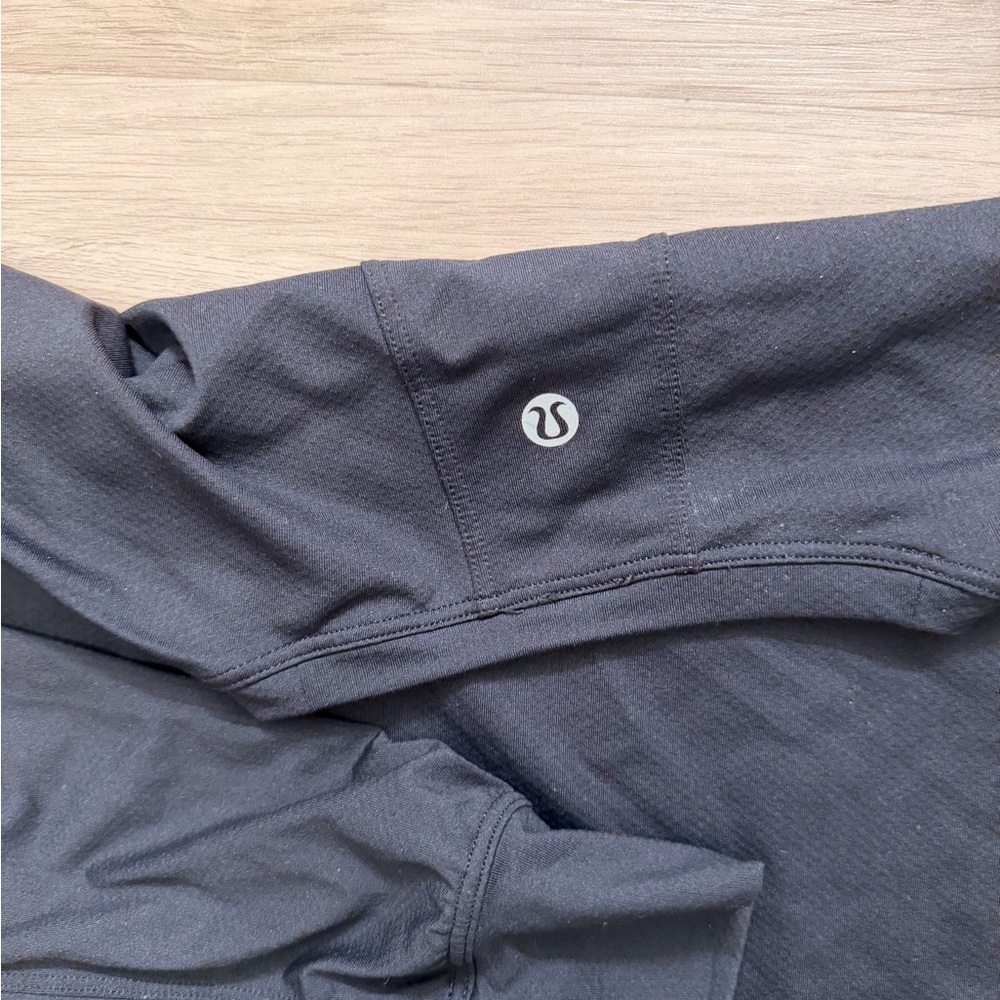 Lululemon Women’s cropped Top long sleeve - Picture 2 of 2